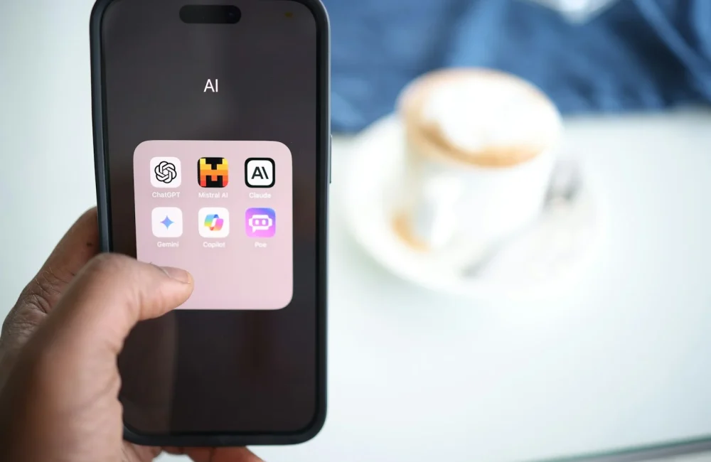 Teléfono con iconos de aplicaciones de inteligencia artificial