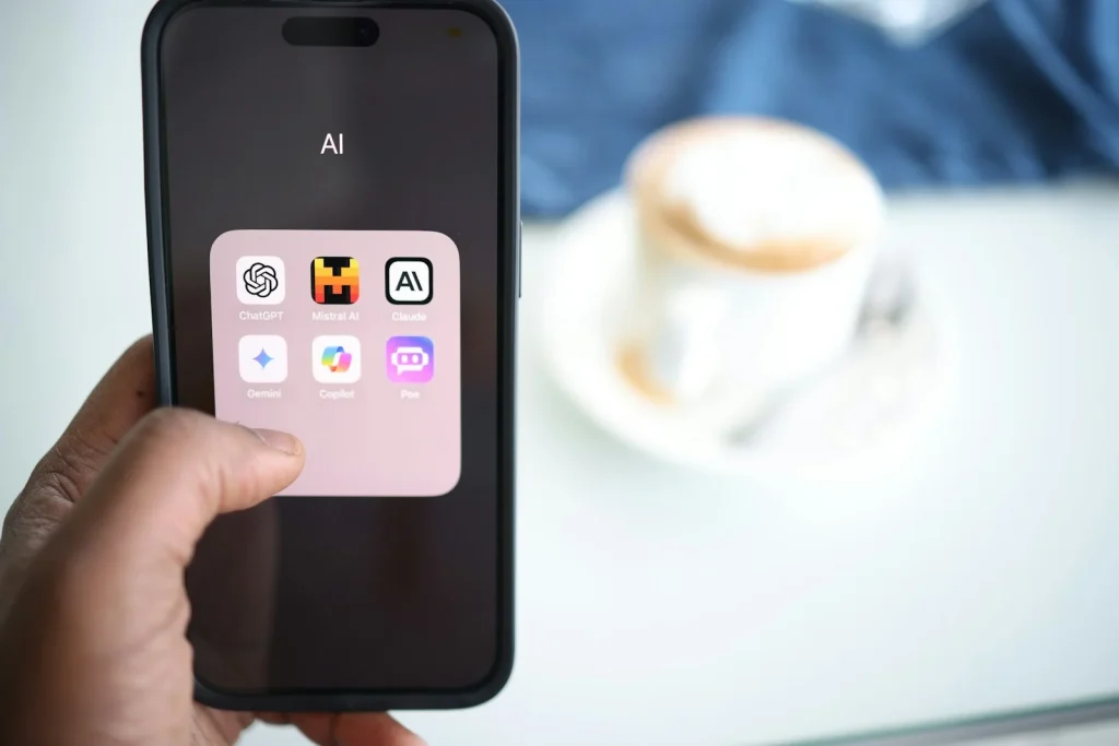 Teléfono con iconos de aplicaciones de inteligencia artificial