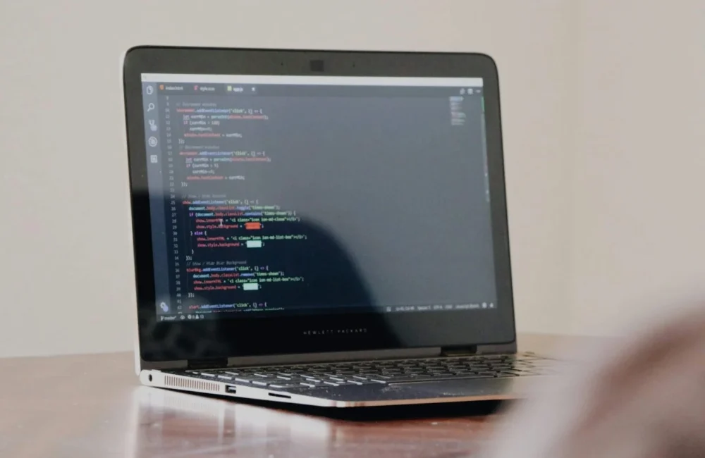 Portátil abierto con código en la pantalla