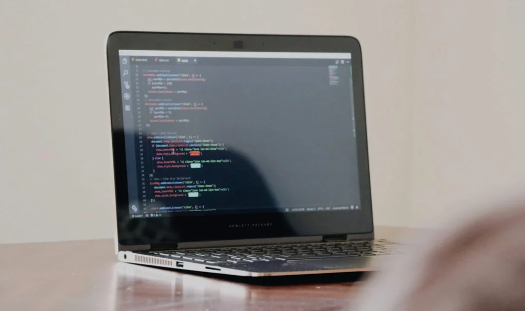 Portátil abierto con código en la pantalla