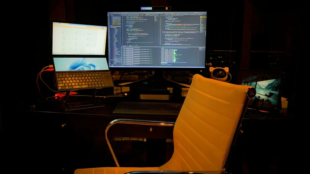 Mesa de trabajo con dos monitores y un portátil