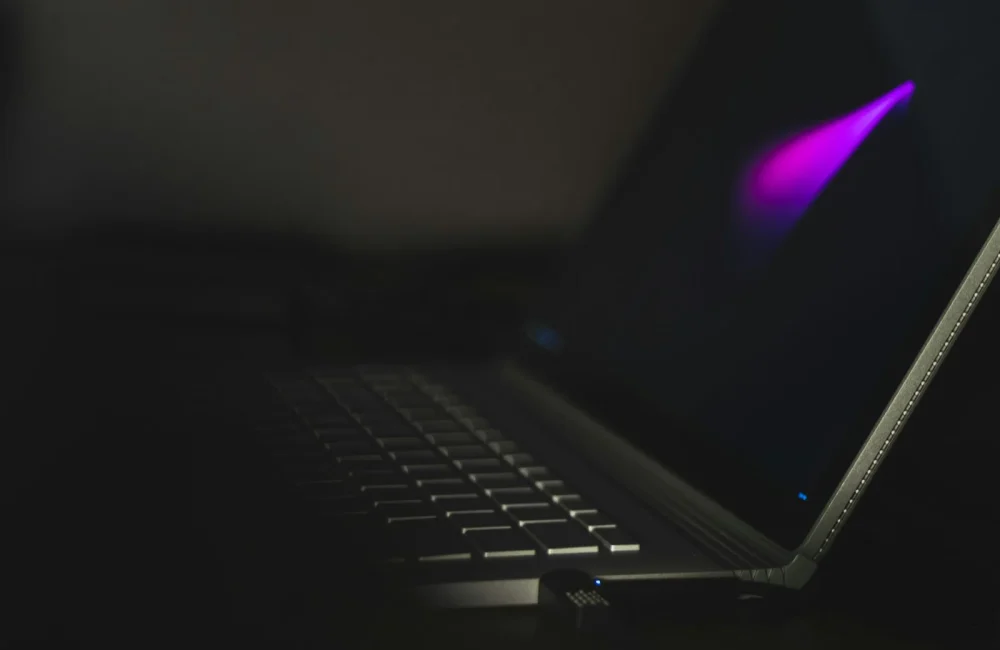 Memoria USB conectada a un ordenador portátil