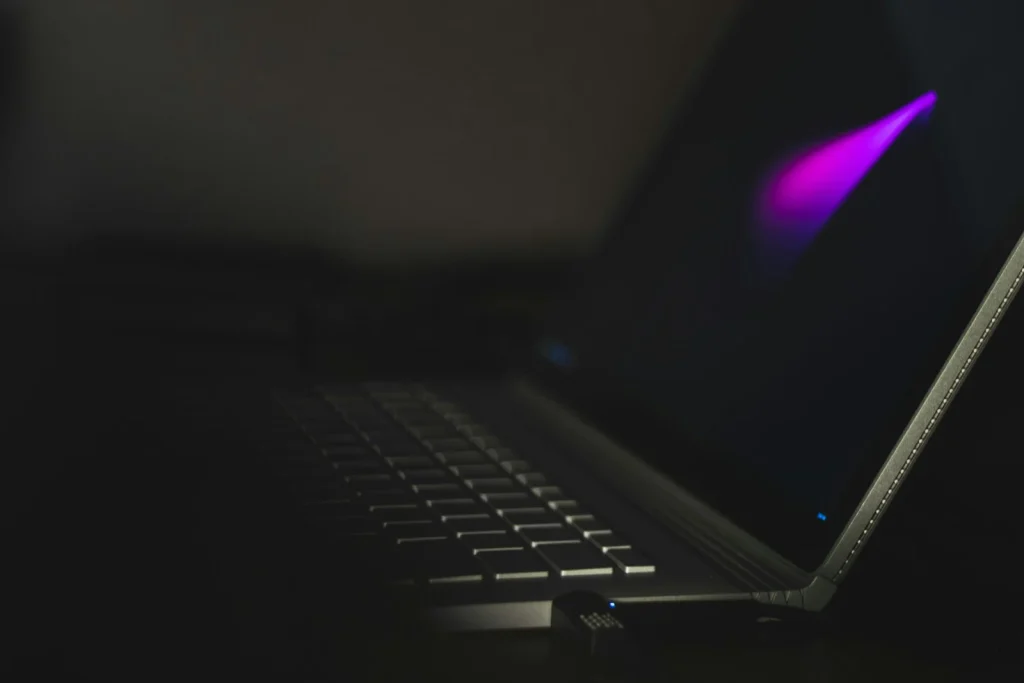 Memoria USB conectada a un ordenador portátil
