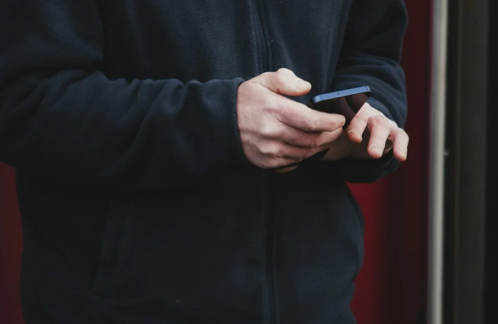 Manos sosteniendo un teléfono móvil
