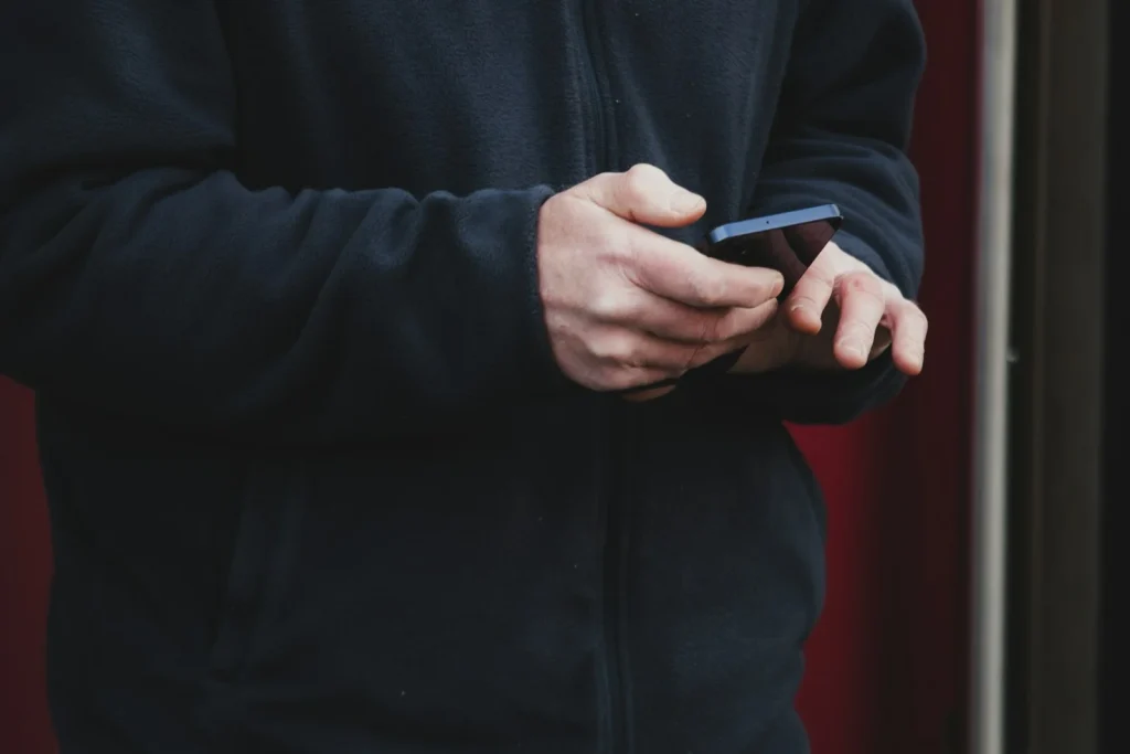 Manos sosteniendo un teléfono móvil