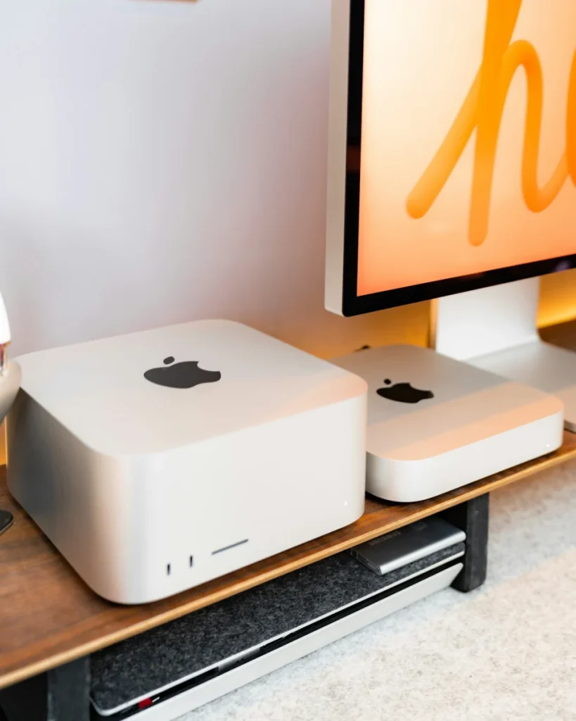 Mac Studio y Mac mini de generaciones anteriores sobre un escritorio