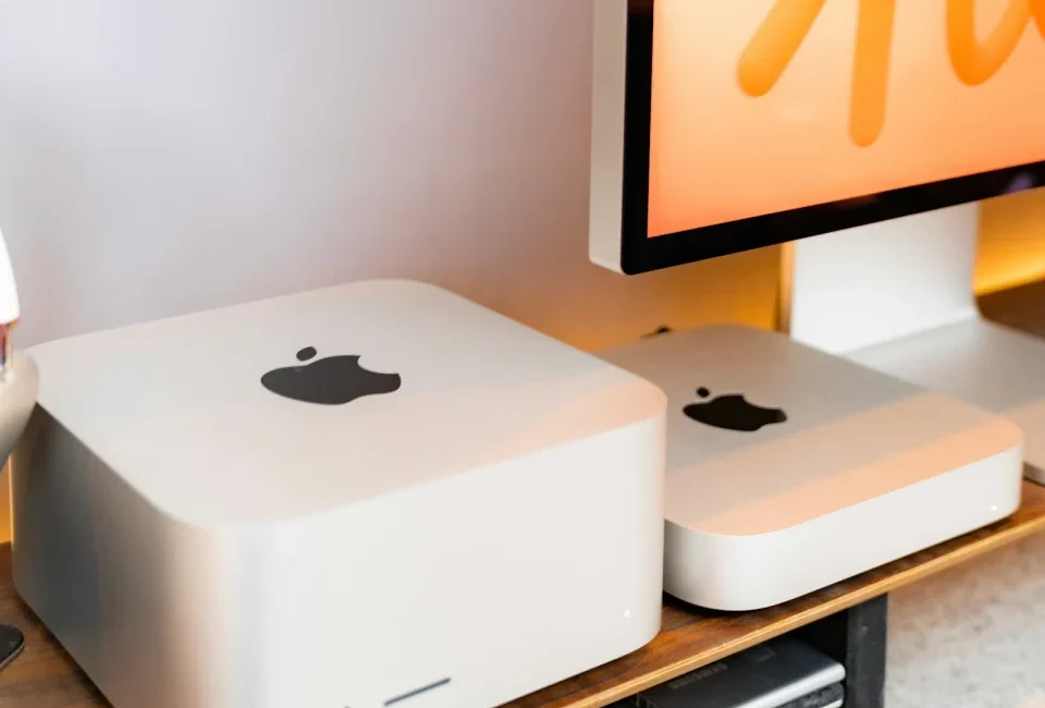 Mac Studio y Mac mini de generaciones anteriores sobre un escritorio