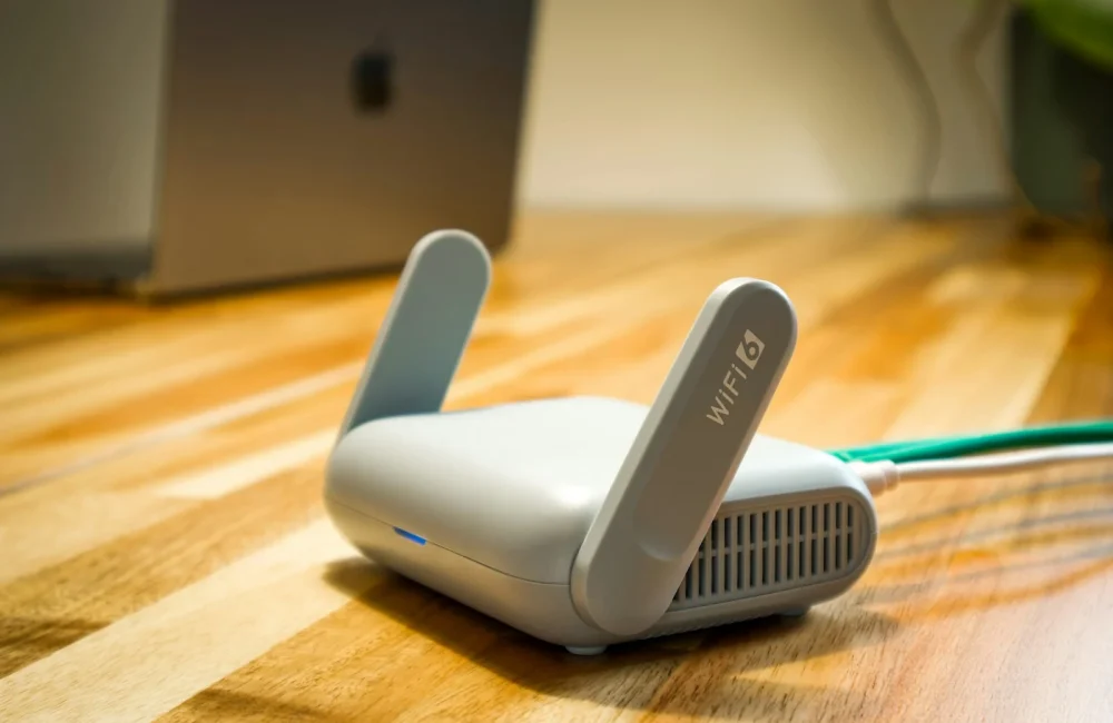 Router con dos antenas sobre una mesa de madera