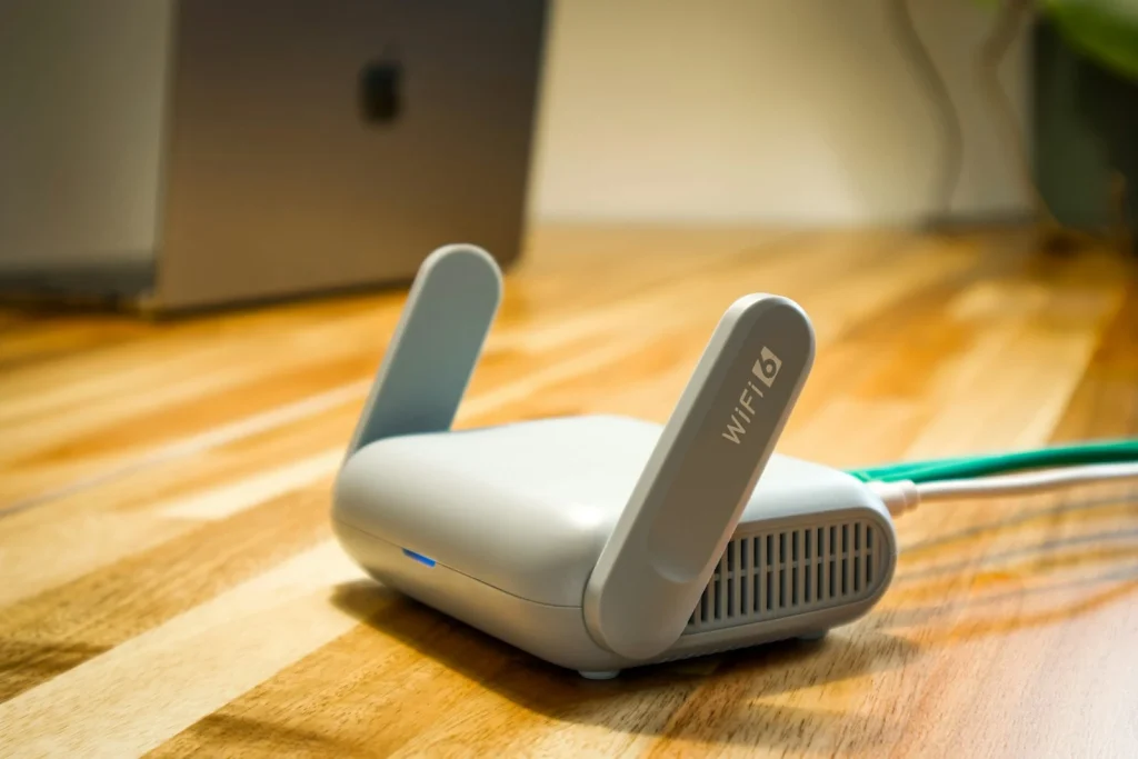 Router con dos antenas sobre una mesa de madera