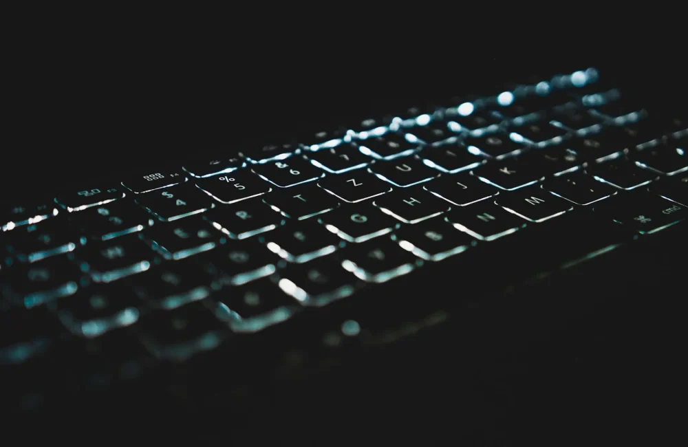 Teclado de un ordenador en una mesa oscura
