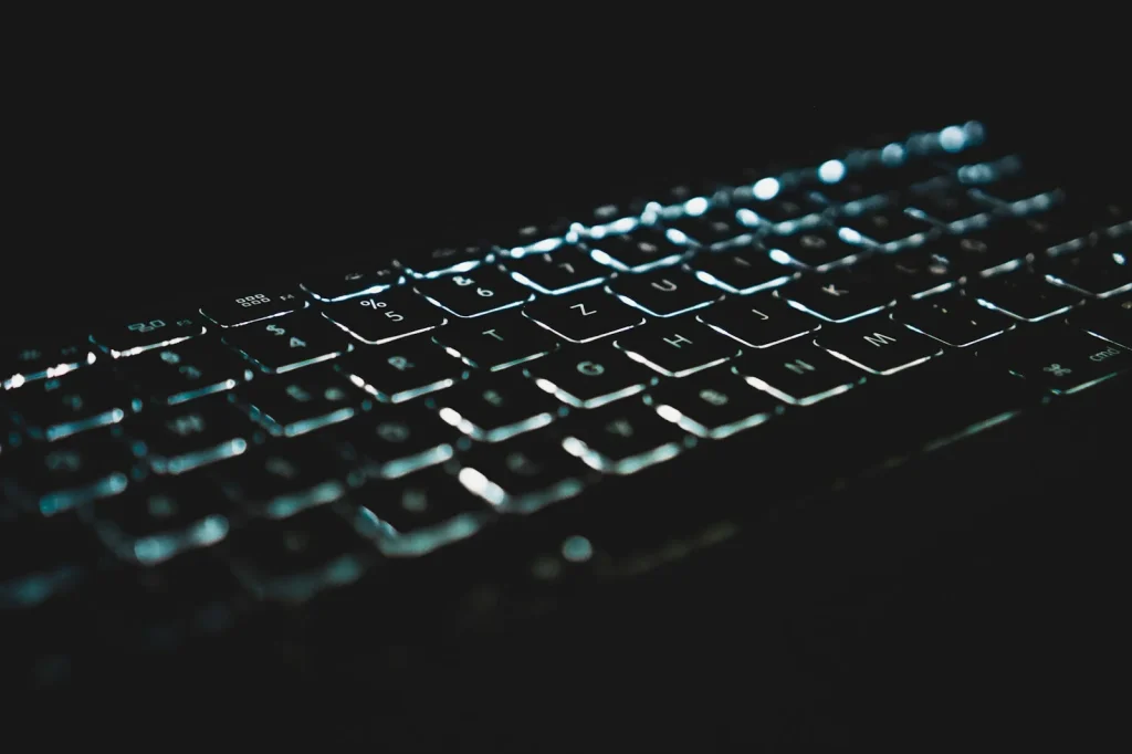 Teclado de un ordenador en una mesa oscura